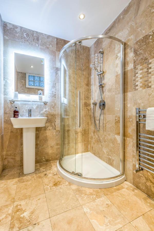 Deluxe Studios With Spa Included Portsmouth Bagian luar foto